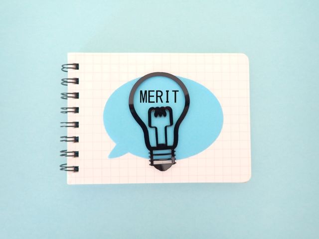 MERITと書かれたメモ帳